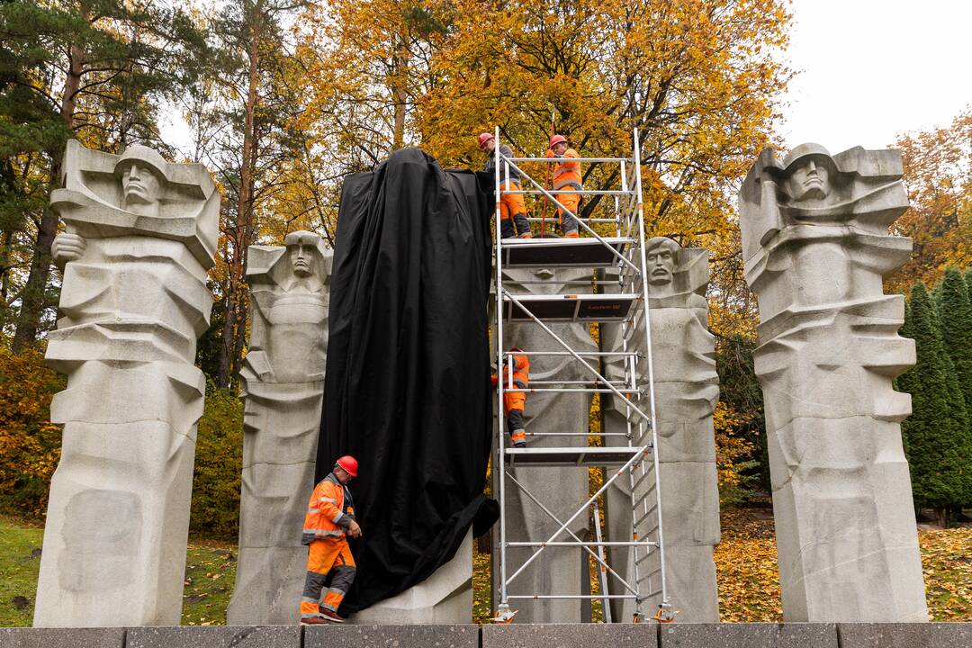 Antakalnio kapinėse uždengiami paminklai sovietų kariams