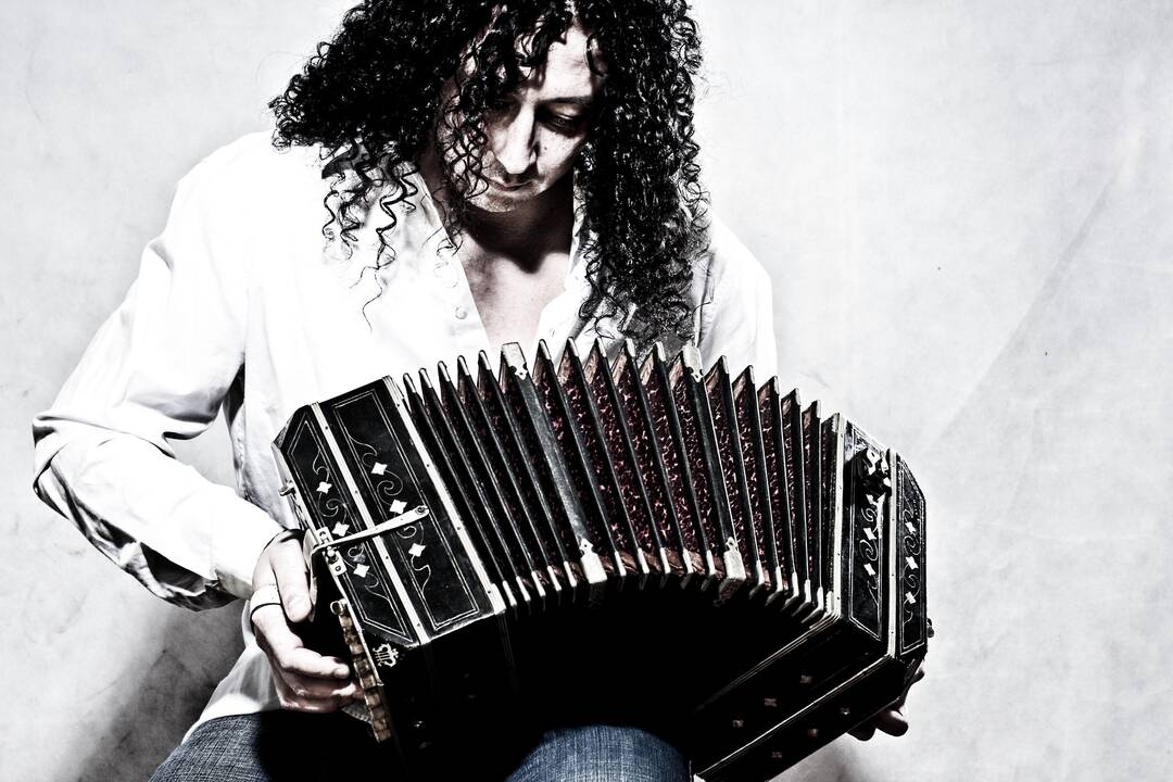Spalvos: aranžavęs savo garsiojo dėdės kūrinius A.Ramirezas praturtino juos nuo Argentinos muzikinės kultūros neatsiejamos bandonijos garsais.