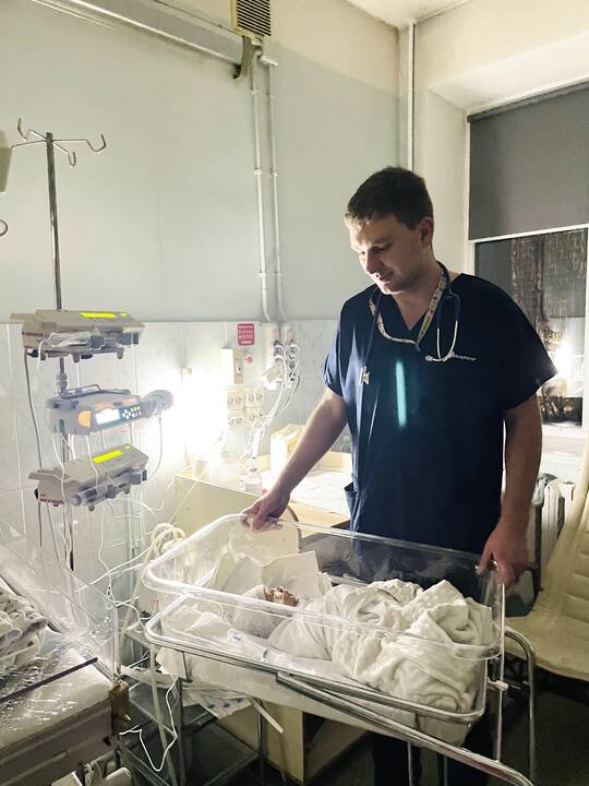 Ukrainos medikų kasdienybė: nuotraukos iš vaikų ligoninės Kyjive