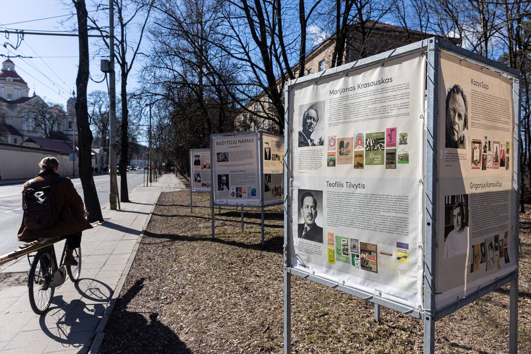 Stendai šalia Rašytojų namų Antakalnyje