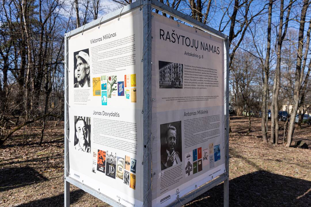 Stendai šalia Rašytojų namų Antakalnyje