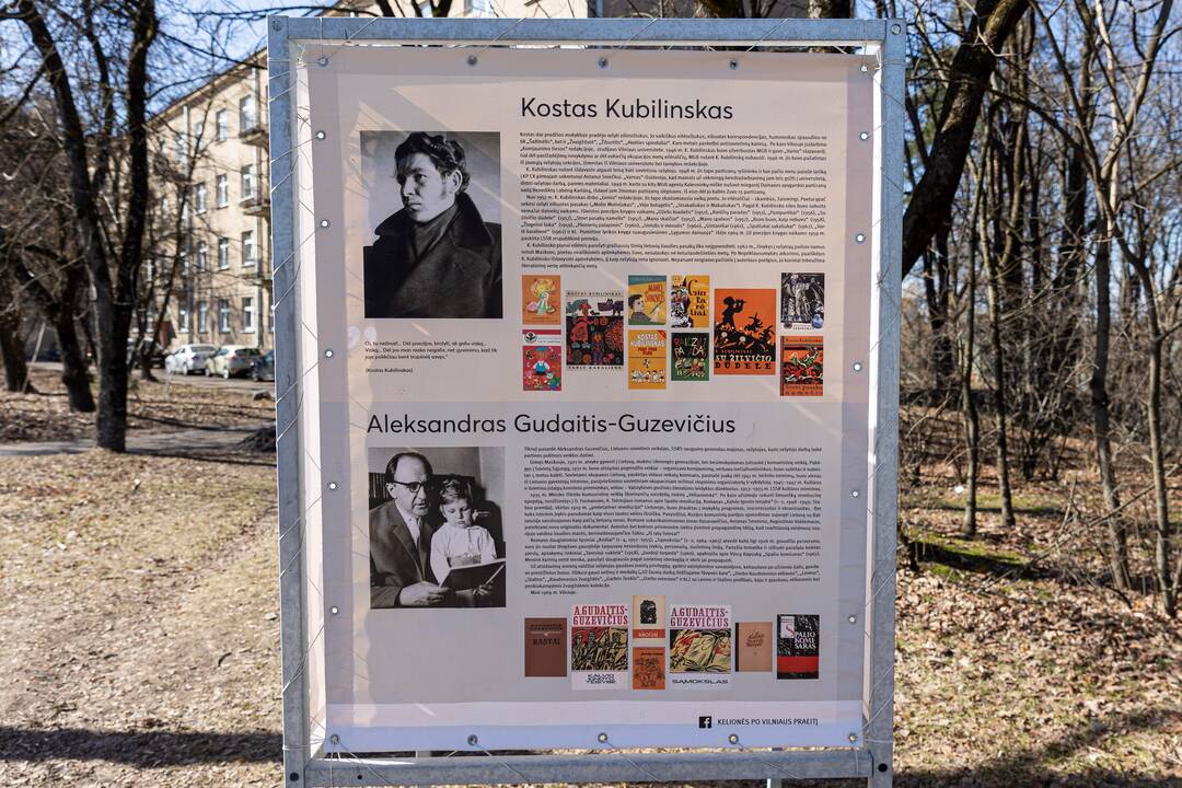 Stendai šalia Rašytojų namų Antakalnyje