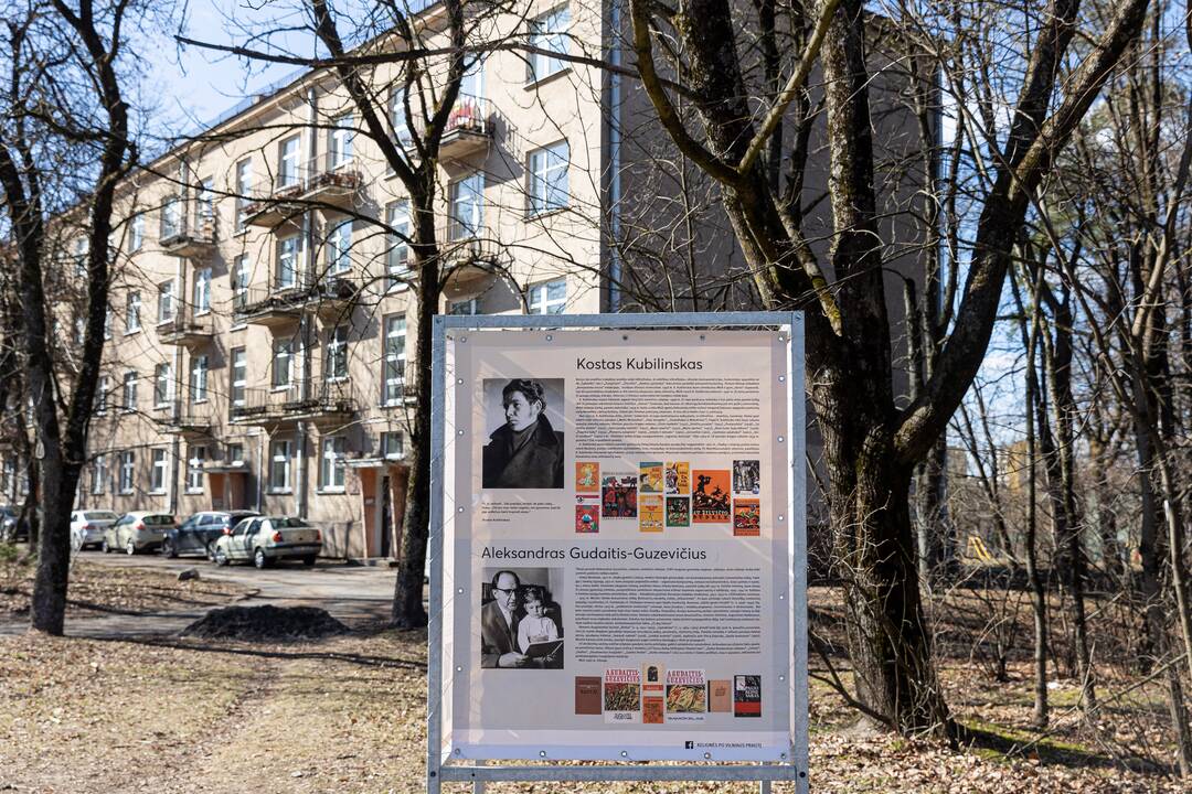 Stendai šalia Rašytojų namų Antakalnyje