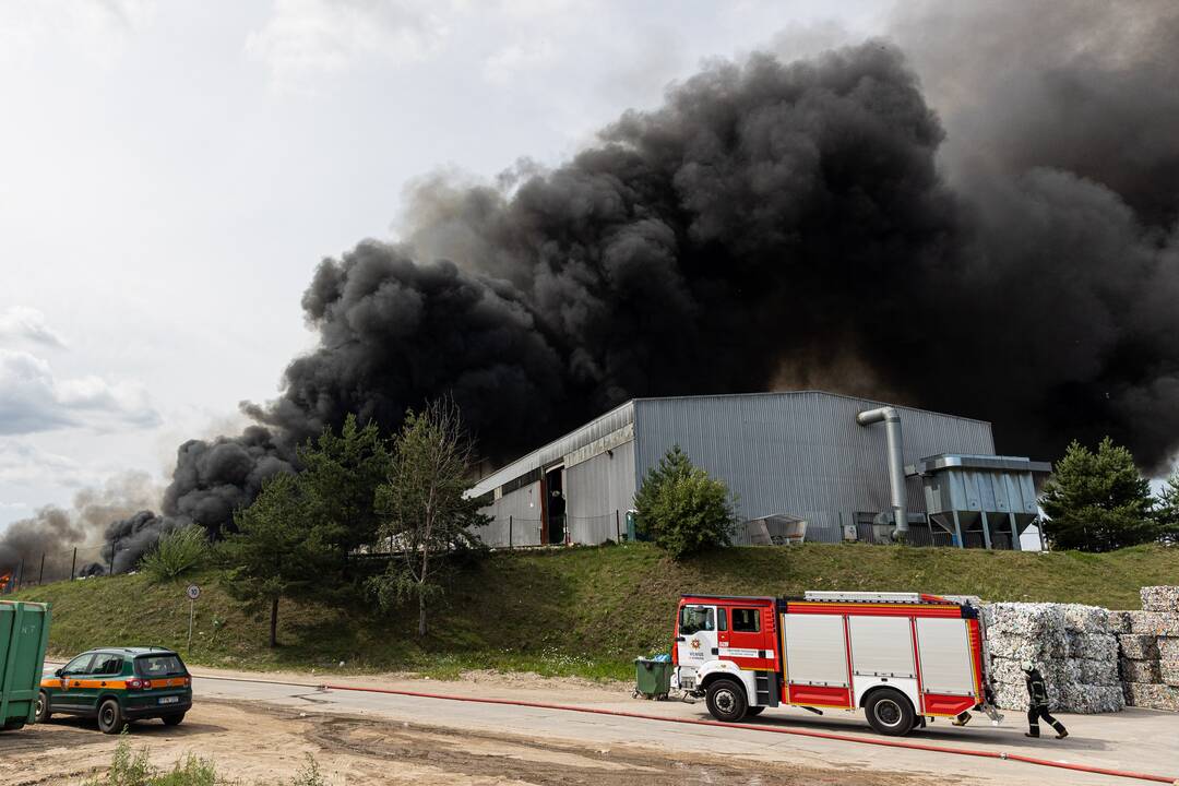 Didžiulis gaisras įmonėje „Ecoservice“