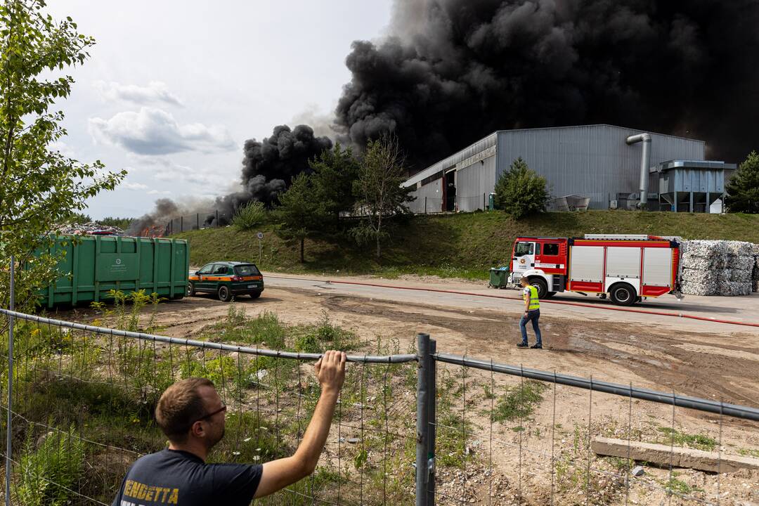 Didžiulis gaisras įmonėje „Ecoservice“