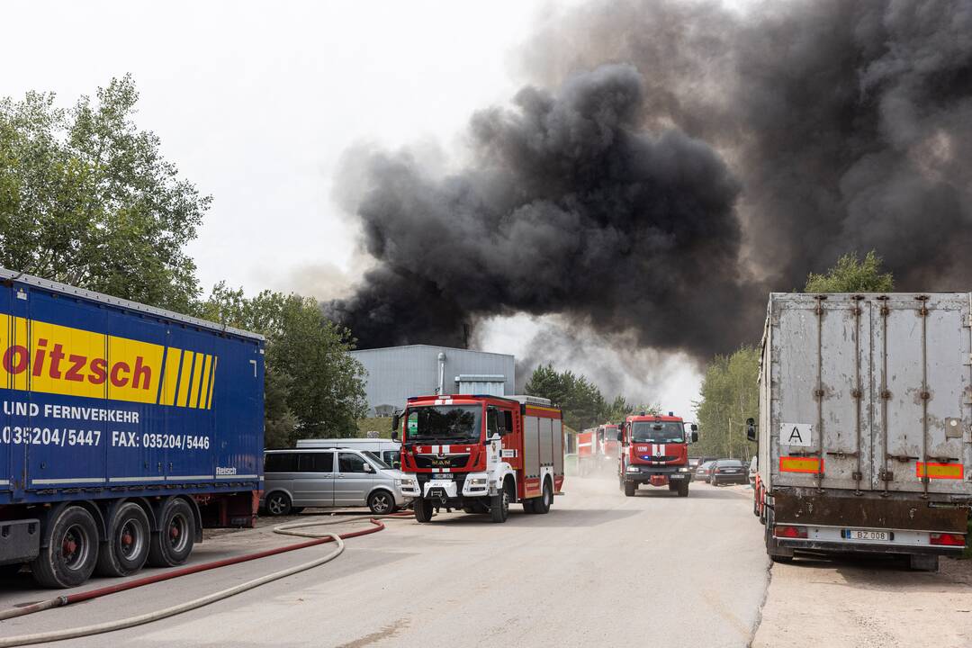 Didžiulis gaisras įmonėje „Ecoservice“