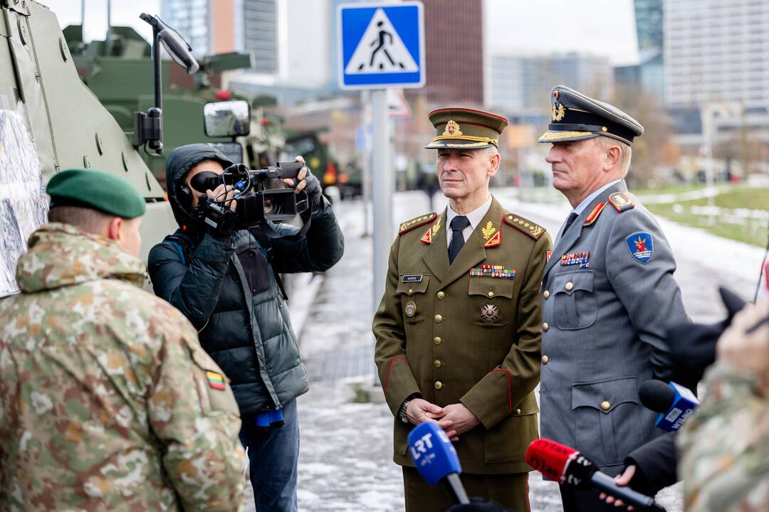 V. Rupšys ir  J.-J. von Sandrartas inspektavo pasiruošimą  Lietuvos kariuomenės dienos paradui