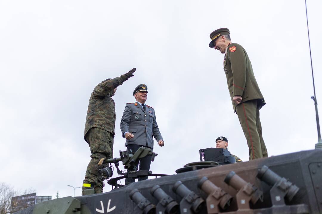 V. Rupšys ir  J.-J. von Sandrartas inspektavo pasiruošimą  Lietuvos kariuomenės dienos paradui