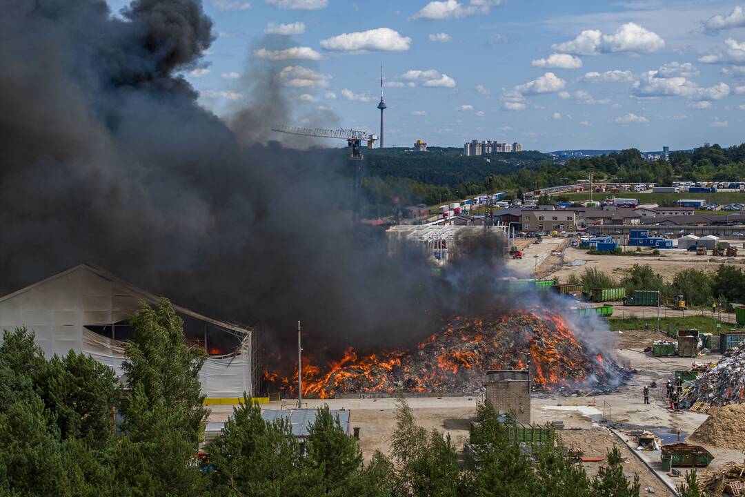 Didžiulis gaisras įmonėje „Ecoservice“