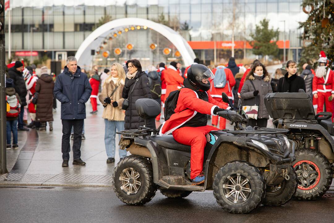 Kalėdų Seneliai išriedėjo į miesto gatves