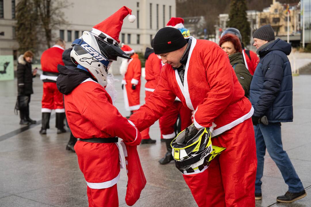 Kalėdų Seneliai išriedėjo į miesto gatves