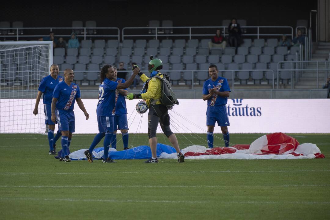 Kauno S. Dariaus ir S. Girėno stadione įvyko Lietuvos ir FIFA futbolo legendų rungtynės
