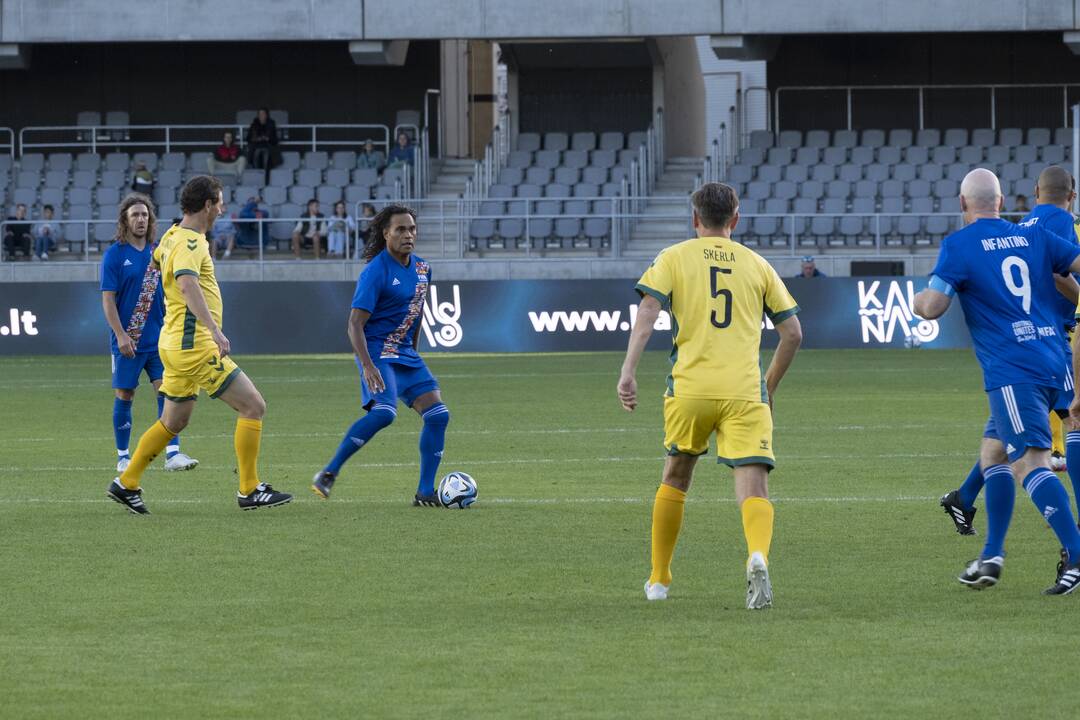 Kauno S. Dariaus ir S. Girėno stadione įvyko Lietuvos ir FIFA futbolo legendų rungtynės