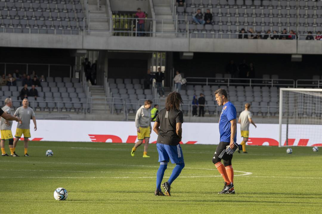 Kauno S. Dariaus ir S. Girėno stadione įvyko Lietuvos ir FIFA futbolo legendų rungtynės