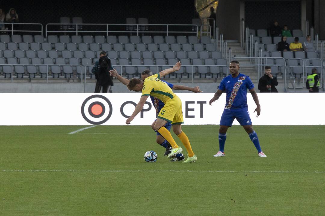 Kauno S. Dariaus ir S. Girėno stadione įvyko Lietuvos ir FIFA futbolo legendų rungtynės