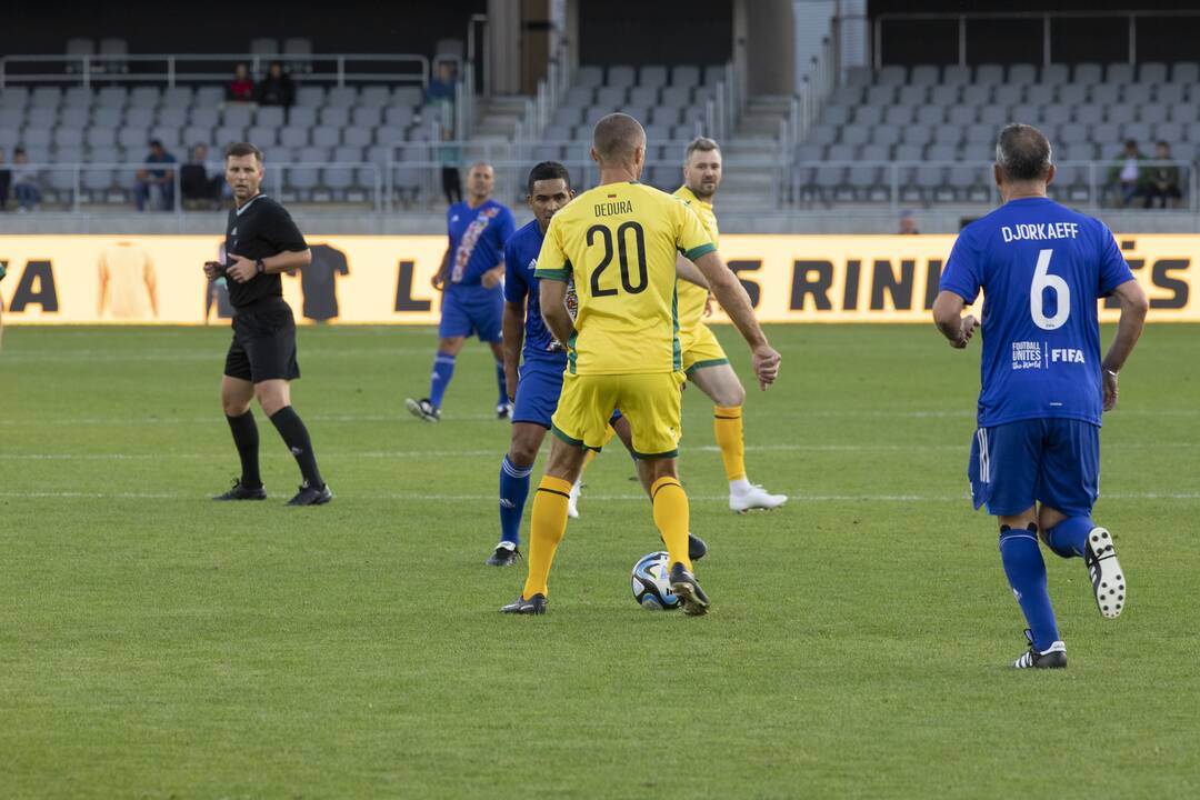 Kauno S. Dariaus ir S. Girėno stadione įvyko Lietuvos ir FIFA futbolo legendų rungtynės