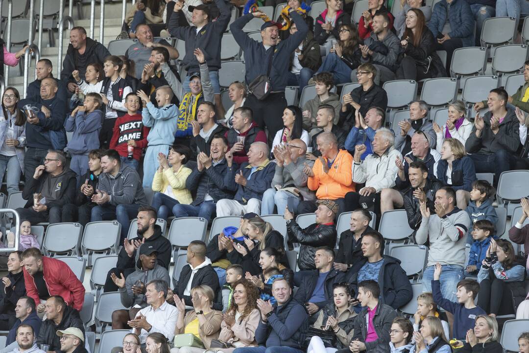 Kauno S. Dariaus ir S. Girėno stadione įvyko Lietuvos ir FIFA futbolo legendų rungtynės