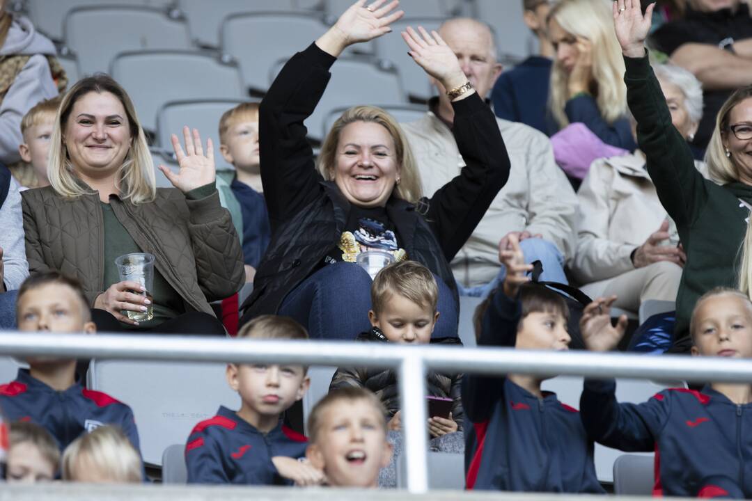 Kauno S. Dariaus ir S. Girėno stadione įvyko Lietuvos ir FIFA futbolo legendų rungtynės
