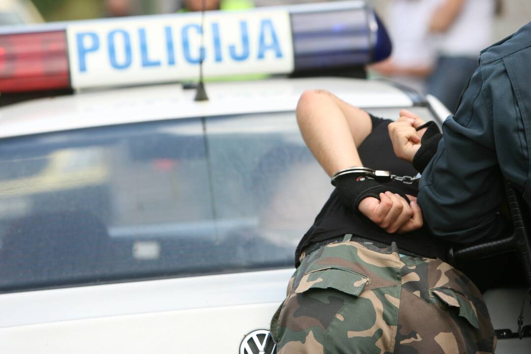 Klaipėdoje sulaikytas girtas įtariamasis smurtavo prieš policijos tyrėją