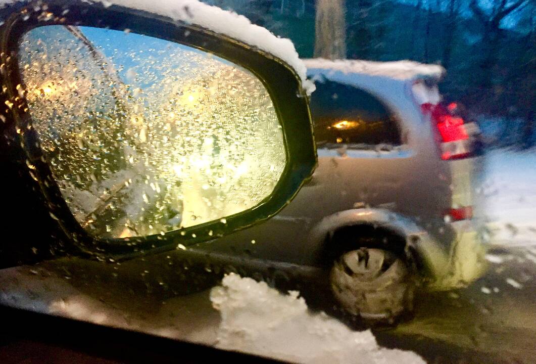 Naktį eismo sąlygas sunkins šlapdriba, rūkas ir plikledis