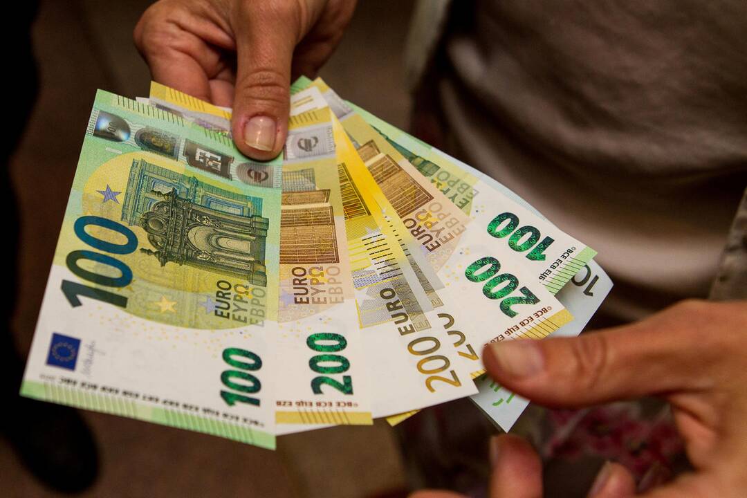 Lyčių lygybės instituto darbuotojai teisę į vienodas algas įrodinėja teisme