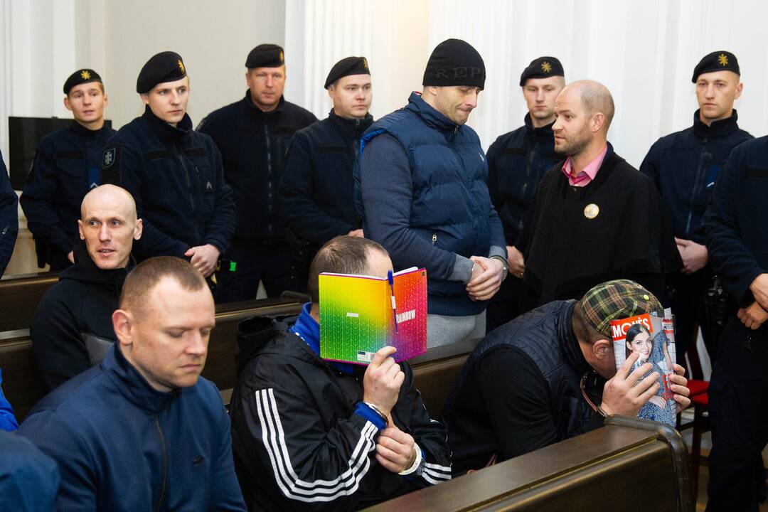 Teisiama pavojinga kalinių gauja