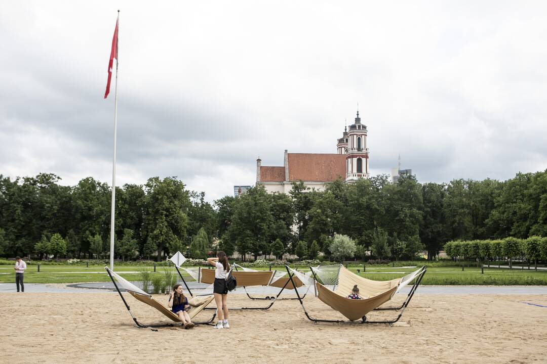 Lukiškių aikštėje atidarytas paplūdimys