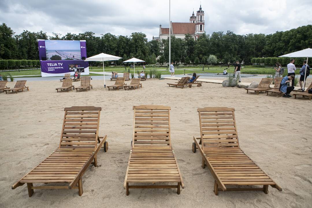 Lukiškių aikštėje atidarytas paplūdimys