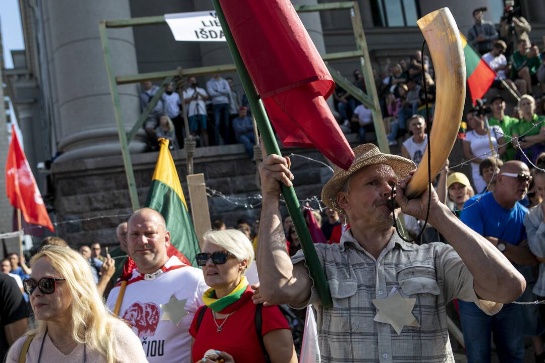 Protestas prie Seimo prieš COVID-19 ribojimus