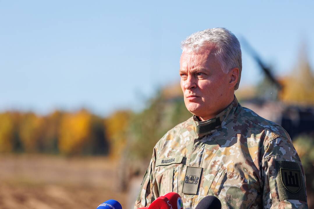 Patarėjas: prezidentas palaiko visuotinį šaukimą, o ne „pusiau skustą“ trūkumų taisymą