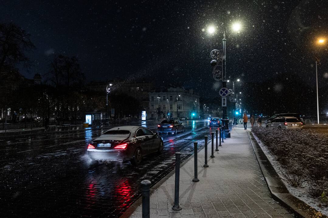Kelininkai įspėja: naktį eismą sunkins rūkas, plikledis