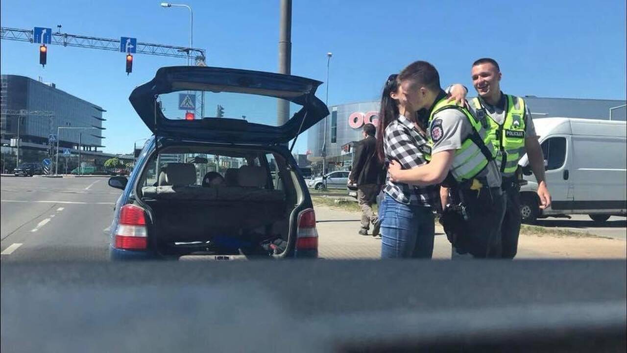 Mielas policininkų poelgis: padėjo moteriai pasikeisti padangą