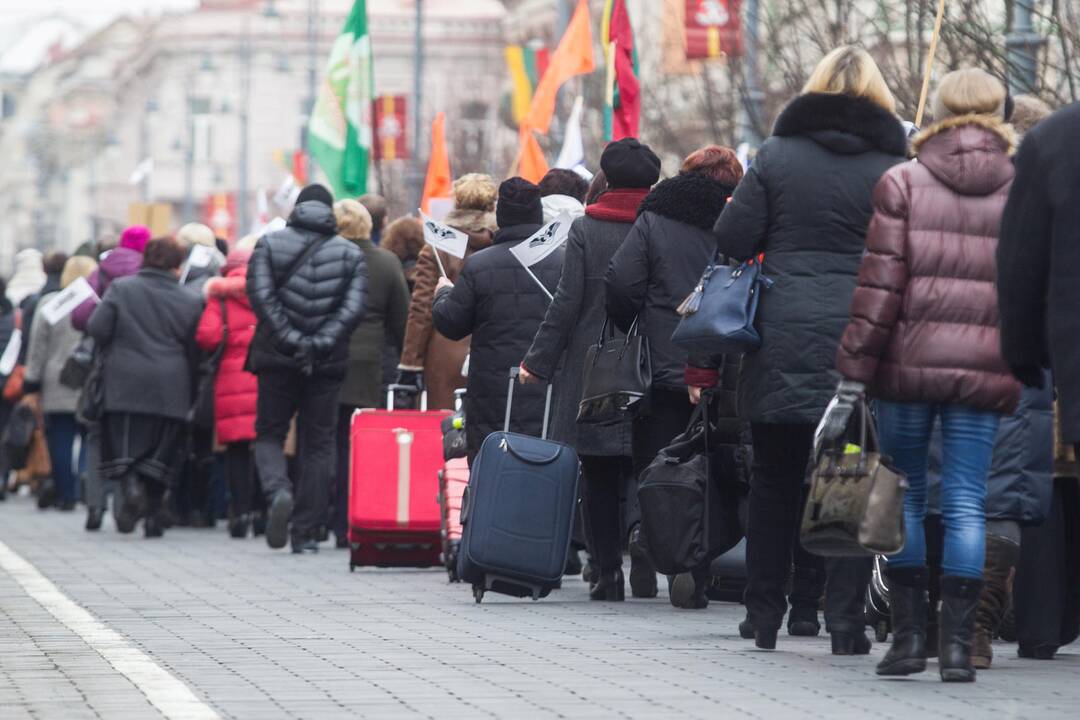 Valdžios planas sugrąžinti emigrantus ir didinti gimstamumą stringa