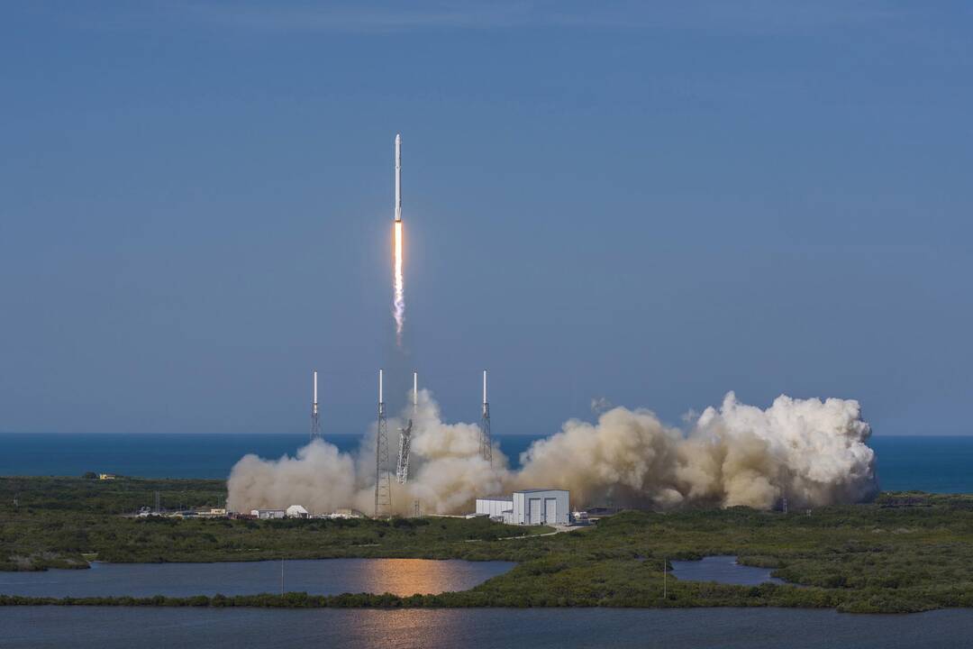 „SpaceX“ sėkmingai nutupdė raketą ant platformos vandenyne