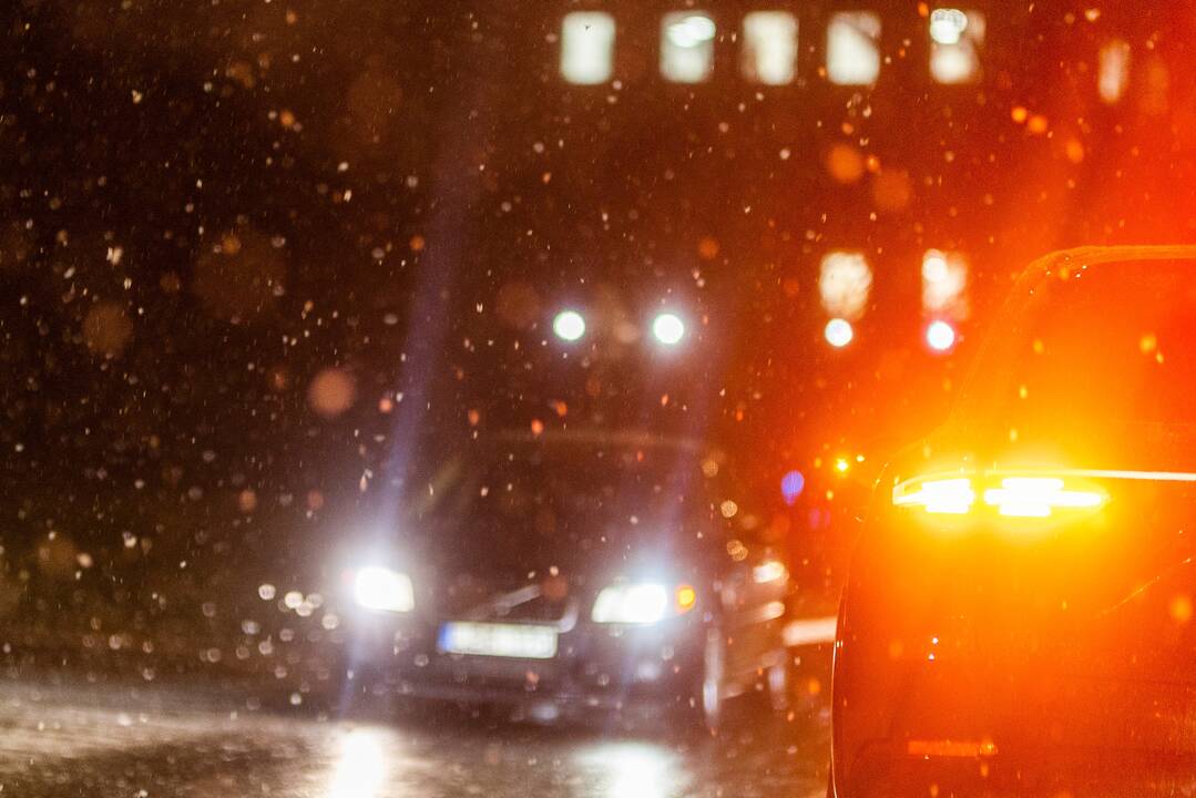Įspėja vairuotojus: eismo sąlygas naktį sunkins rūkas ir lijundra