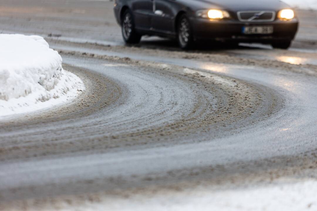 Lietuvoje eismą apsunkino plikledis