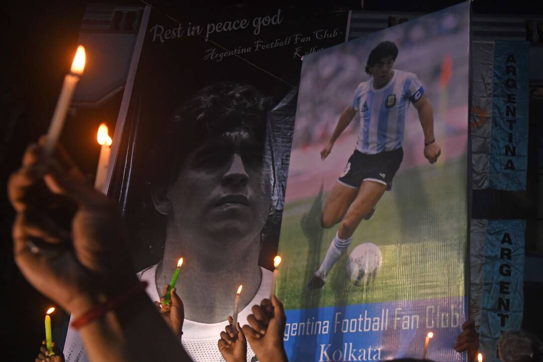 Argentina ir futbolo pasaulis gedi vieno geriausių žaidėjų futbolo istorijoje Diego Maradonos.