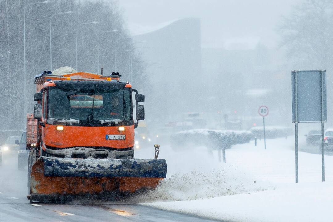 Vairuokite atsakingai: skelbia, kur eismo sąlygos sudėtingesnės