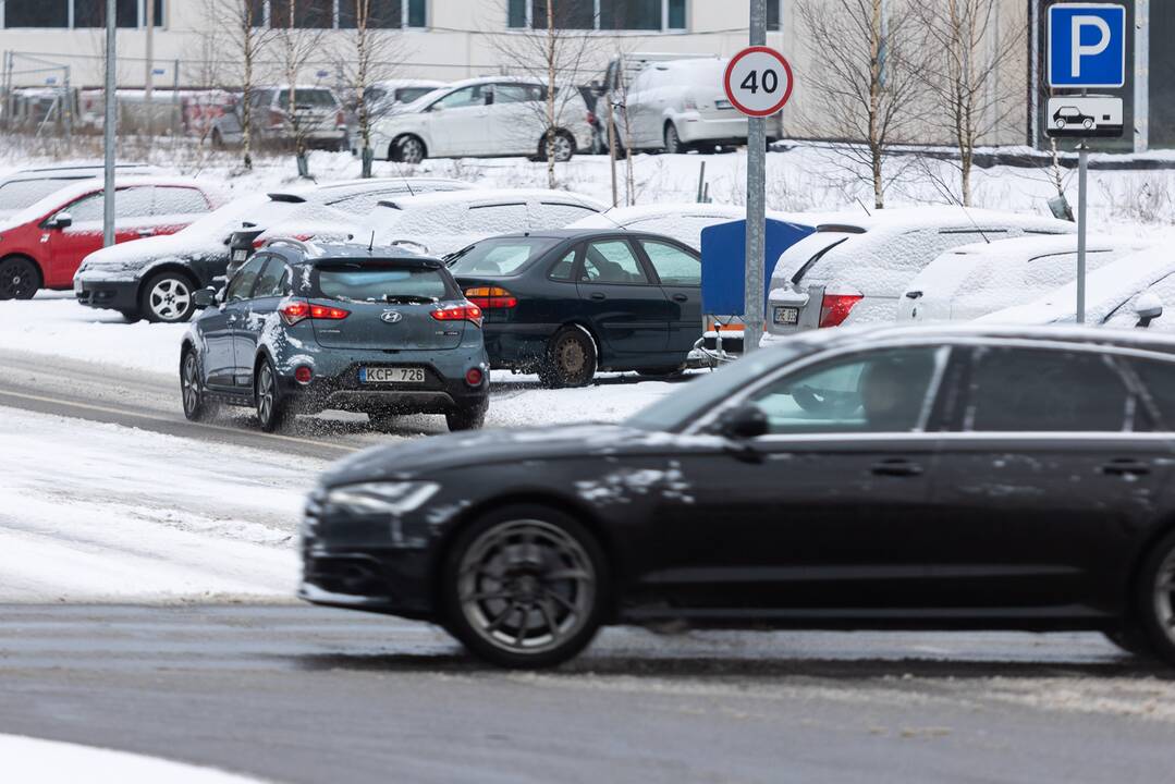 Šalies keliai lieka drėgni ir provėžuoti, naktį eismą sunkins plikledis