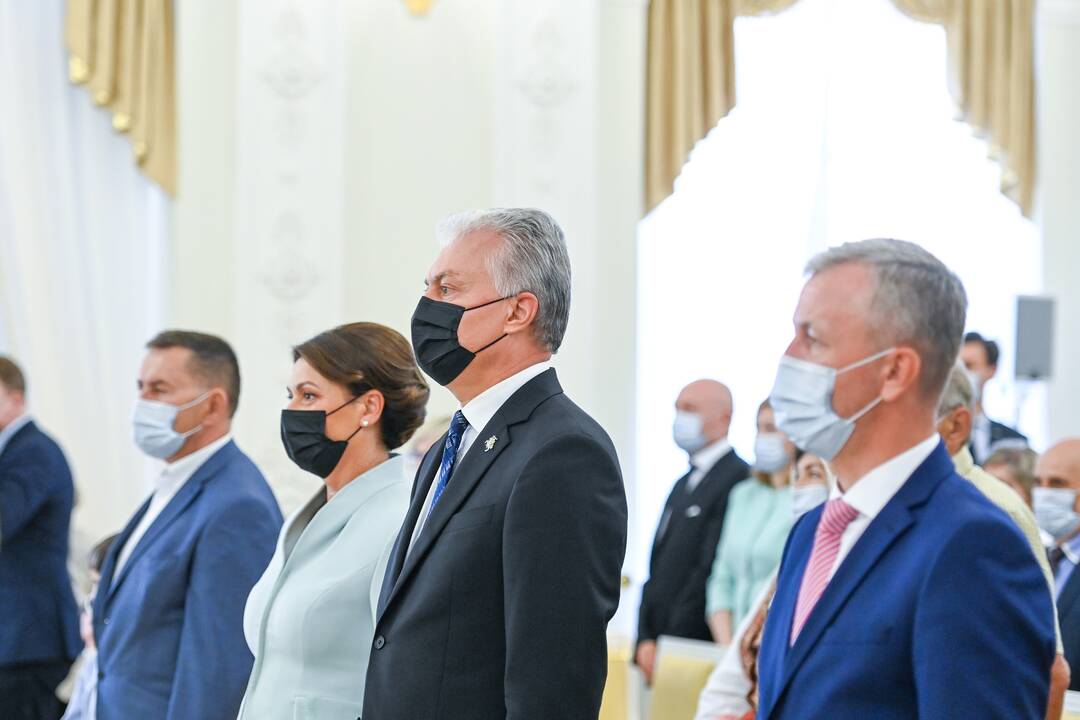 Prezidentas įteikė Vasario 16-osios apdovanojimus