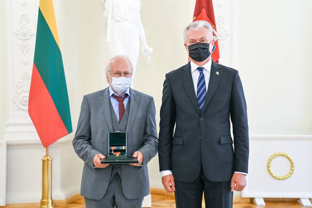 Prezidentas įteikė Vasario 16-osios apdovanojimus