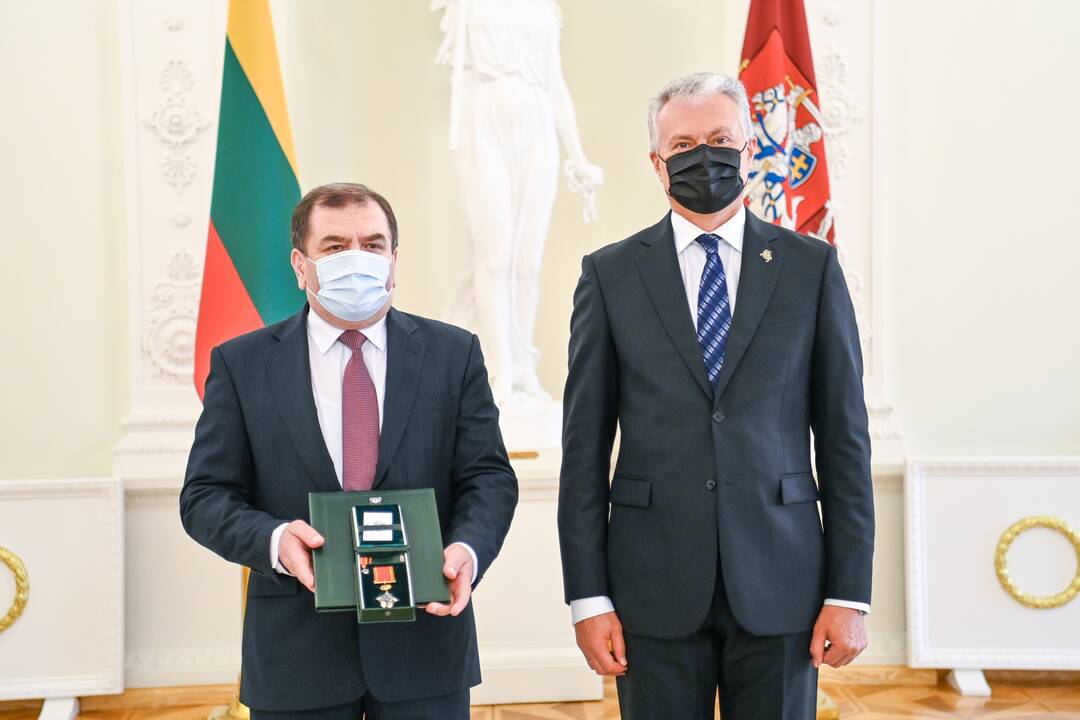 Prezidentas įteikė Vasario 16-osios apdovanojimus