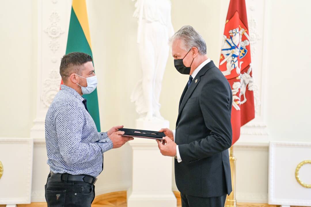 Prezidentas įteikė Vasario 16-osios apdovanojimus