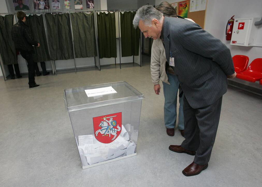 Klaipėdiečiai aktyviai traukia prie balsadėžių 