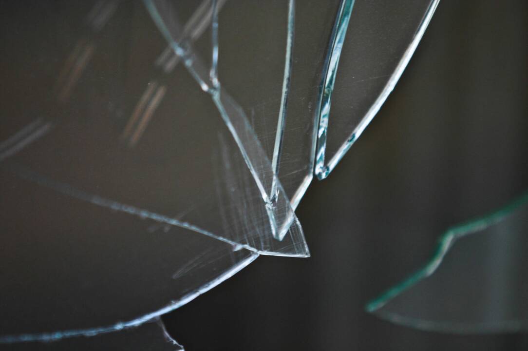 Vyras susižalojo ant sudaužyto lango stiklų
