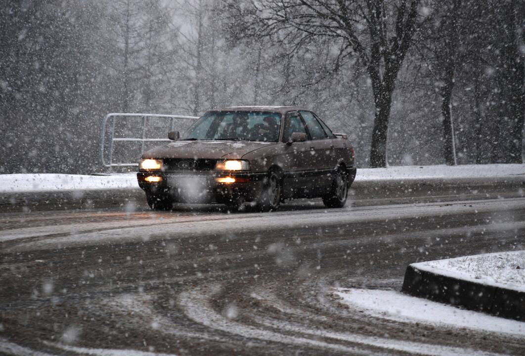 Įspėja: dieną eismo sąlygas vietomis sunkins snygis ir šlapdriba