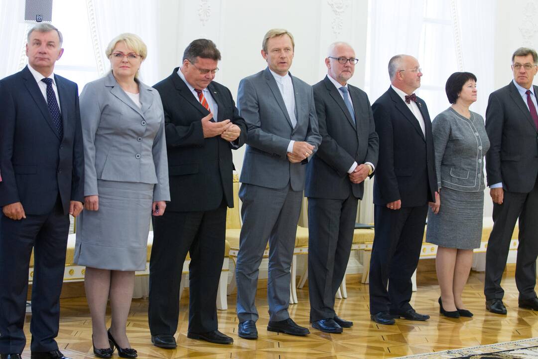 Valdančioji koalicija kasa sau reitingų duobę