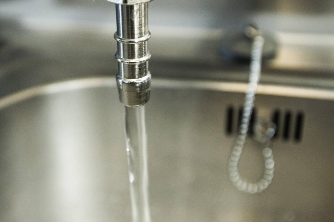 Dėl karšto vandens sąskaitų ragina kreiptis į „Vilniaus energiją“