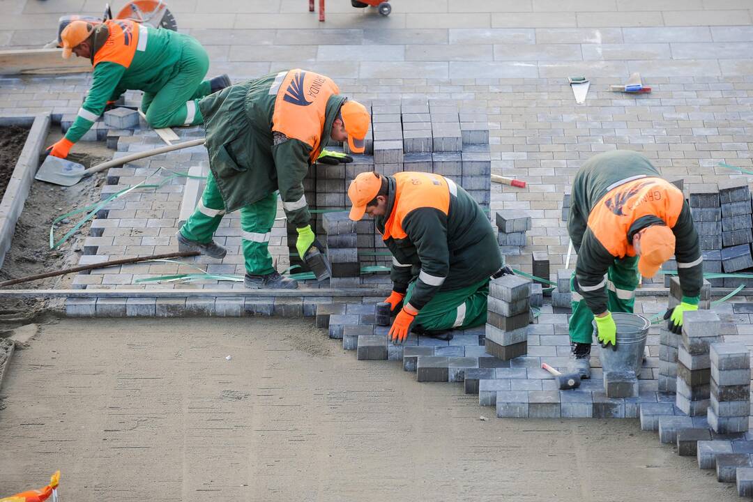 Statybininkų algos didėja dėl atpigusios naftos