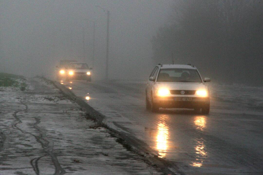 Kelininkai įspėja: eismo sąlygas sunkina plikledis, rūkas ir sniegas
